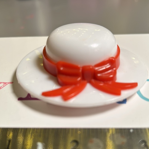 Vintage plastic large white summer hat with red bow hat brooch - Picture 1 of 4